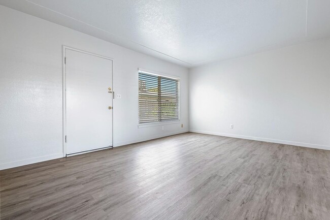 Foto del edificio - 2044-2046 Mayfair Dr W