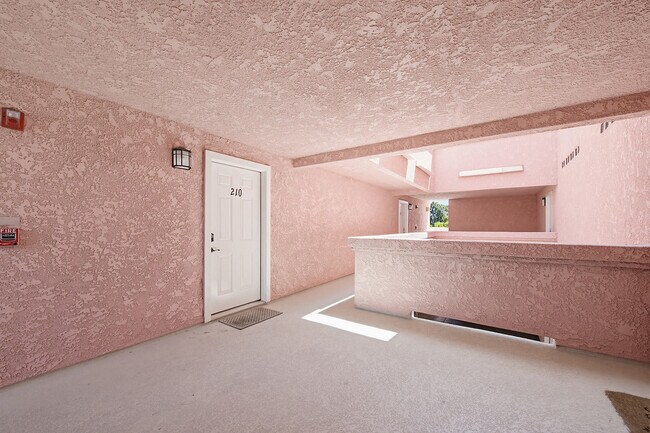 Foto del edificio - 4810 S La Brea Ave