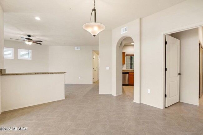 Foto del edificio - 2550 E River Rd