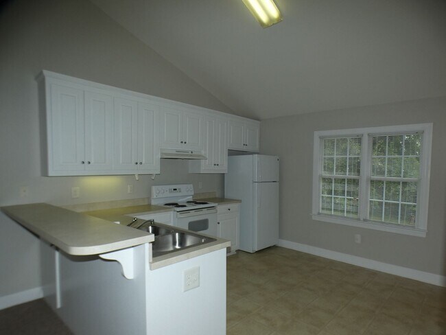 Building Photo - One Story 2 Bedroom 2 Bath Duplex
