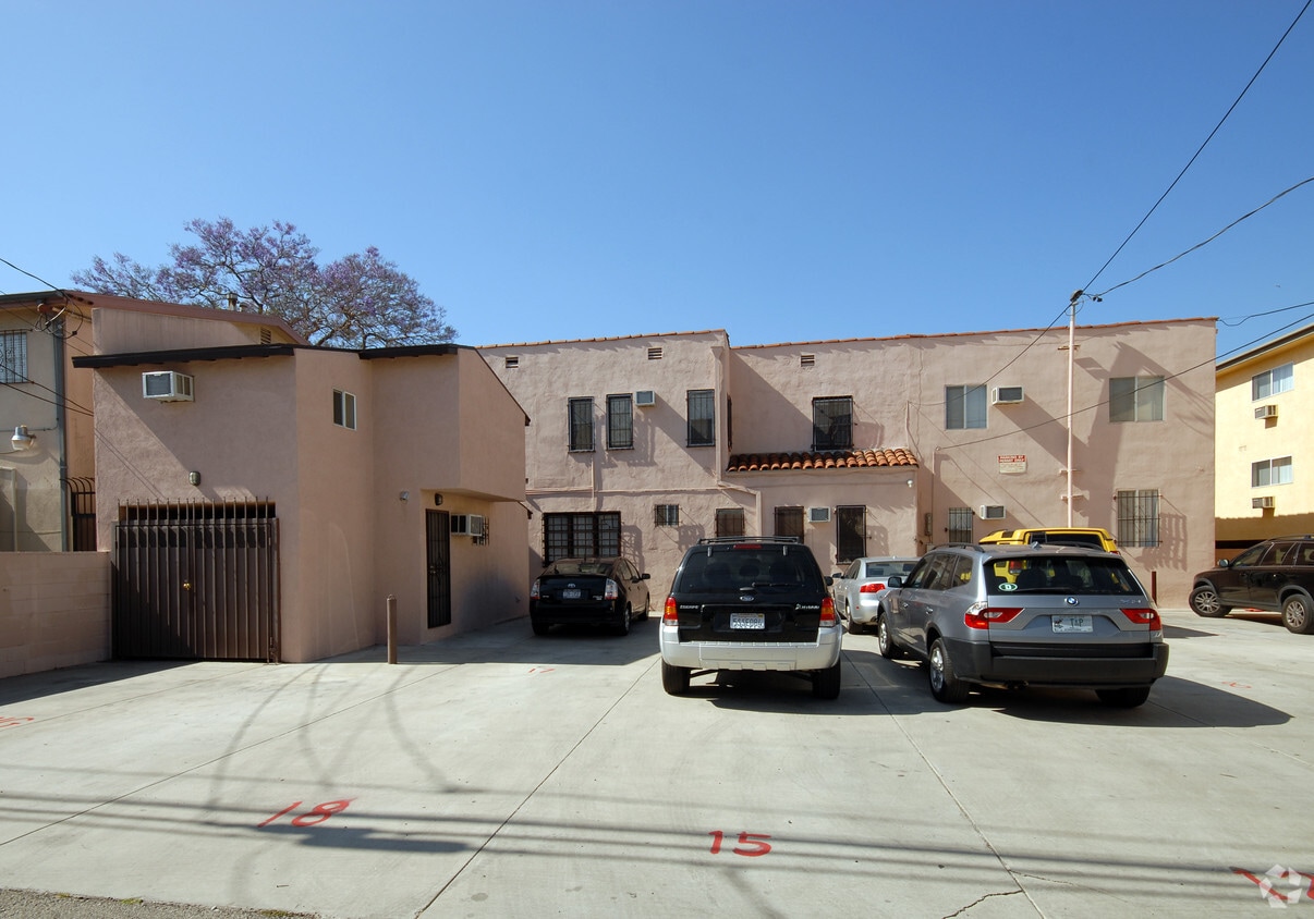Building Photo - 715 W 30th St