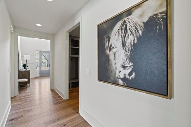 Foto del edificio - Luxurious 5 Bedroom, 3 Bathroom Home in Mc...