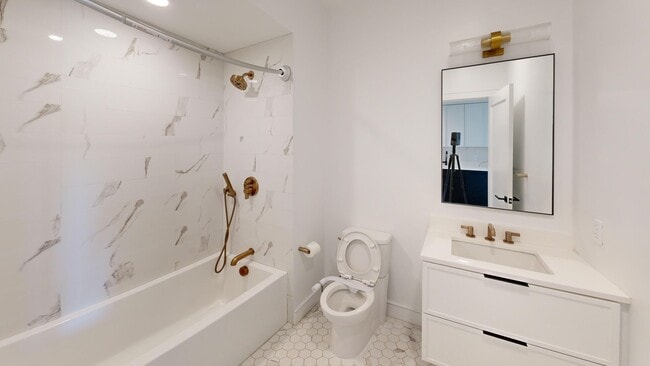 Building Photo - Studio with Laundry in Unit; Gym on Site! ...