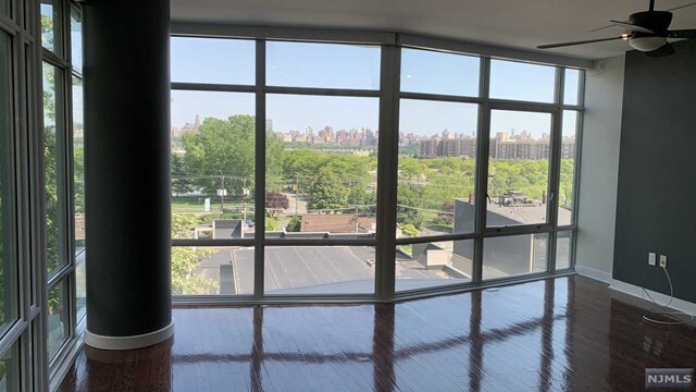 Foto del edificio - 100 Thompson Ln