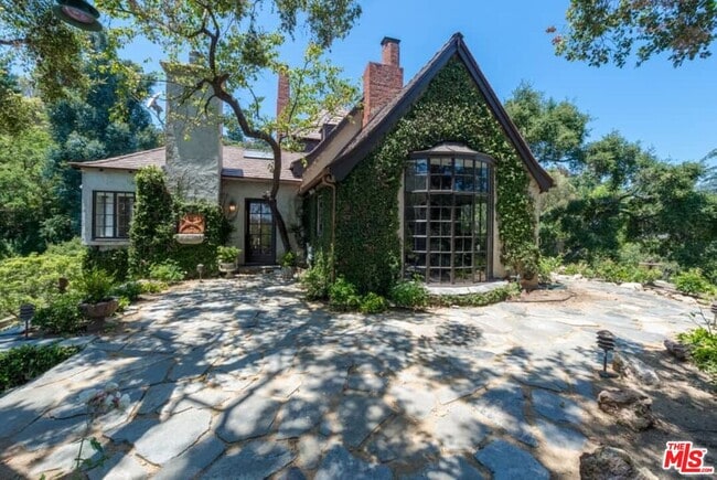 Building Photo - 1957 Mandeville Canyon Rd