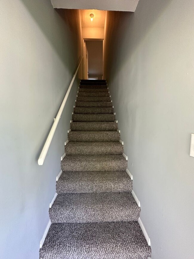 Building Photo - 336 N Grand Ave W