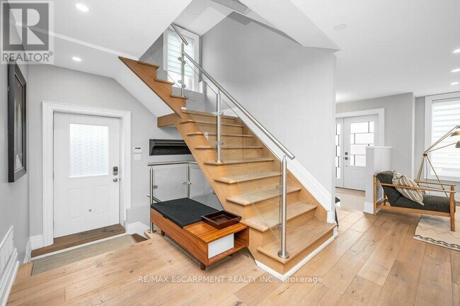Photo du bâtiment - 820 Cosburn Ave.