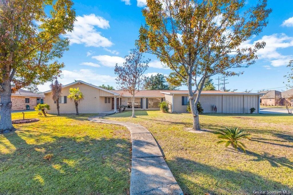 Foto principal - 4900 E St Charles Ave