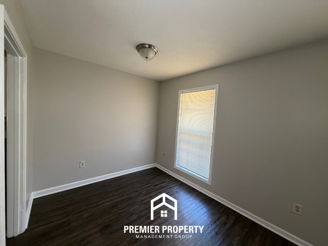 Building Photo - Spacious 3BR/2BA Home w/ Brick Fireplace, Deck & Fenced Yard