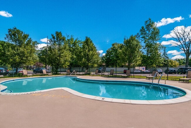 Building Photo - The Pointe at Cherry Hill