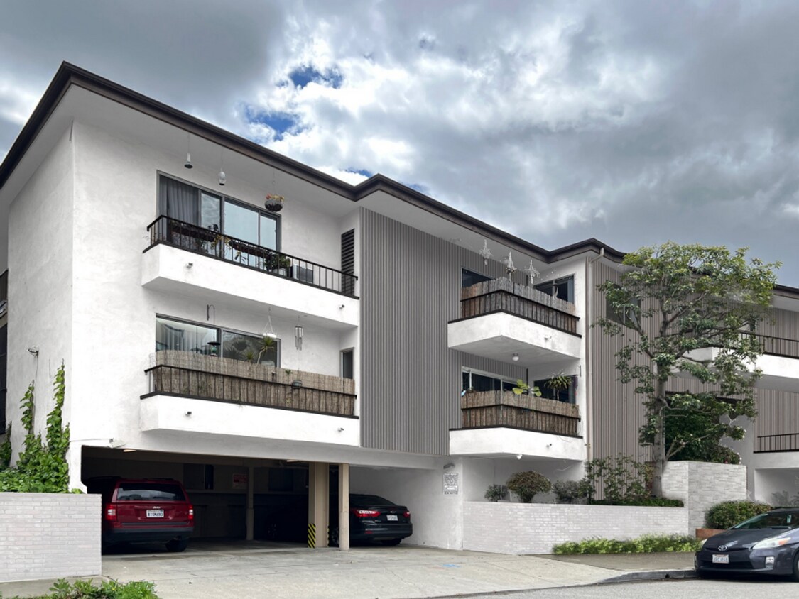 Foto principal - The Regal Villa Apts...Gorgeous Newly Remo...