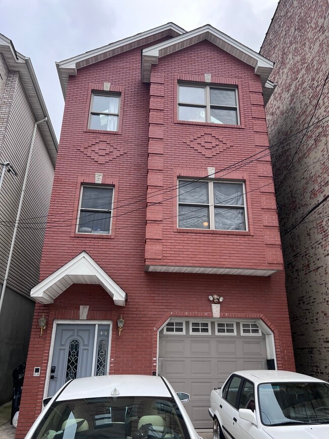 Building Photo - 43 Ravine Ave