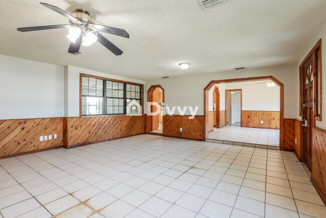 Building Photo - 2207 Diana Dr