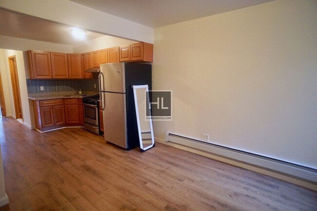 Building Photo - Large, Quiet 2 Bed in Sunset Park