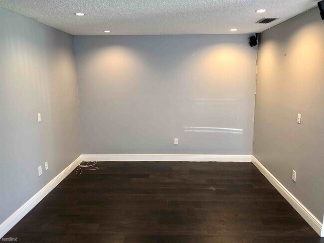 Building Photo - 3 br, 2.5 bath Townhome - 8001 Savannah Su...