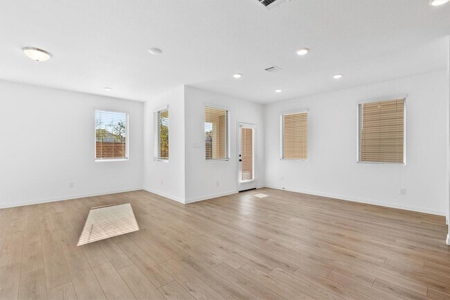 Foto del edificio - Brand-New Sierra Home in Gated Community Near Downtown Dallas