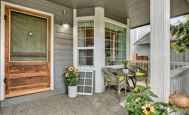 Foto del edificio - Beautiful Designer 3 bedroom home in Quiet...
