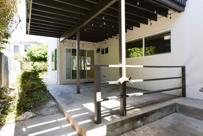 Building Photo - 218 W Escalones