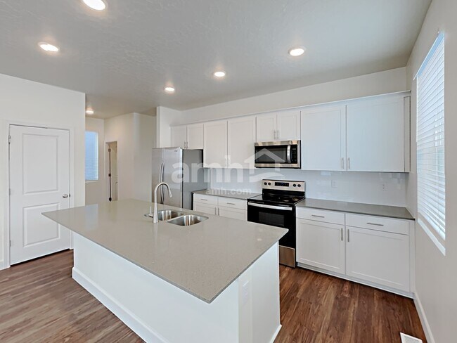 Building Photo - 6570 Old Forest Dr