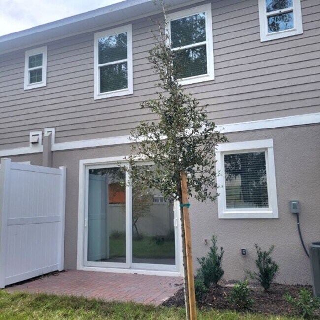 Building Photo - NEWER CONSTRUCTION 3 BDS/ 2.5 Bths Townhom...
