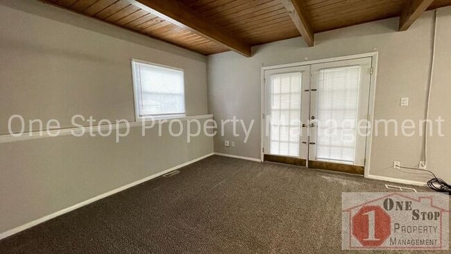 Building Photo - Split level 3 bedroom, 1.5 bathroom, and 1...