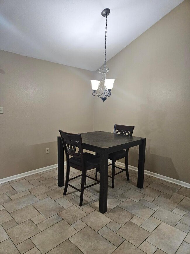 Building Photo - 2711 Greenbriar Dr