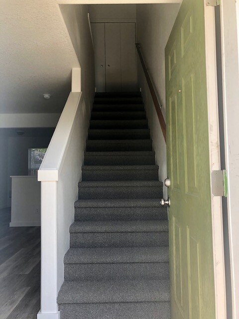 Escaleras a las habitaciones - 6702 SE 80th Ave