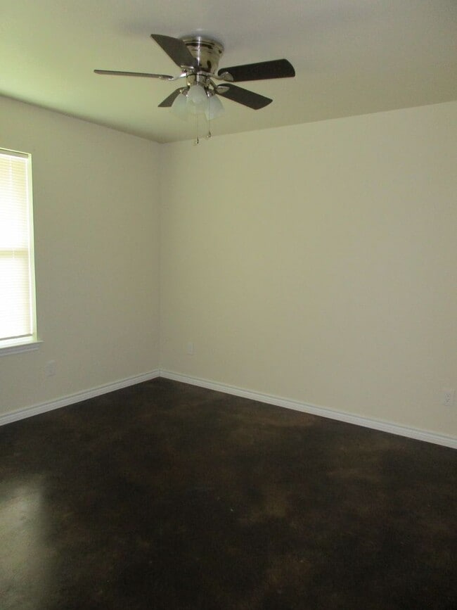 Building Photo - 3/2 Brick Home in Lampasas