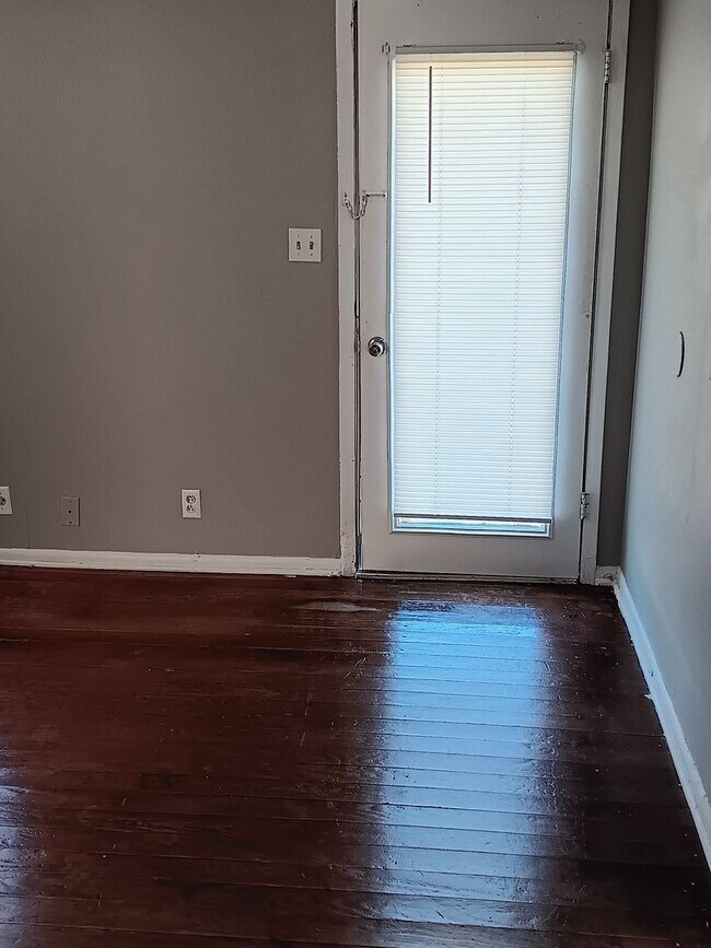 Building Photo - 2 Bed 1 Bath Home!