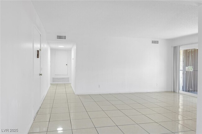 Building Photo - 1405 E Vegas Valley Dr