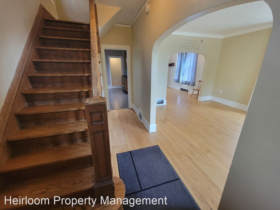 3 br, 1 bath House 422 N 13th Ave E House Rental in Duluth, MN