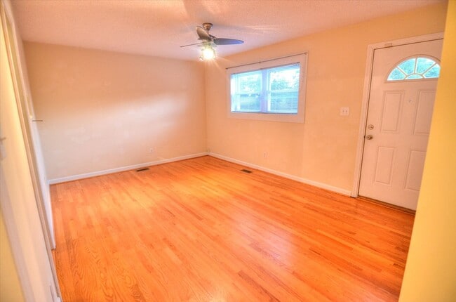 Foto del edificio - AVAILABLE JUNE 1ST! Charming 2 BR - Walk T...