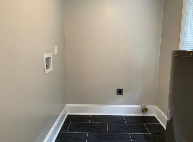 Building Photo - Great 2 bedroom 1 bath home with convenien...
