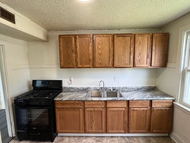 Building Photo - 2 Bed 1 Bath Single Family Home
