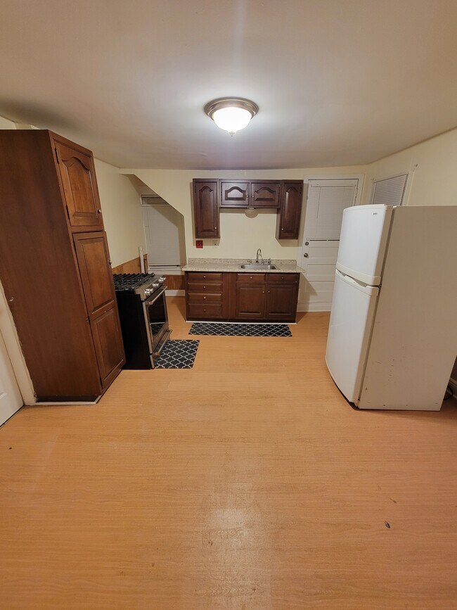 Kitchen - 28 Bowe Ave