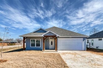 Building Photo - 200 Oak St