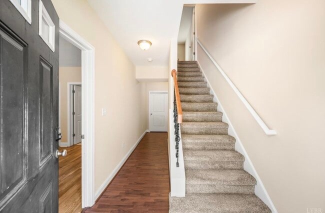 Entry - 2009 Lakeside Dr
