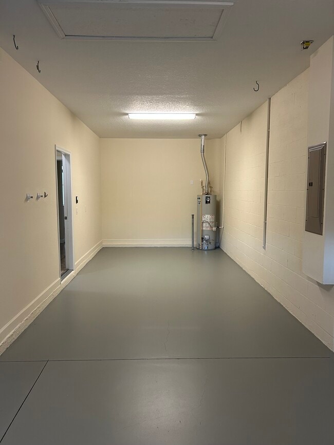 3rd car garage with gas water heater - 6024 Sunset Isle Dr