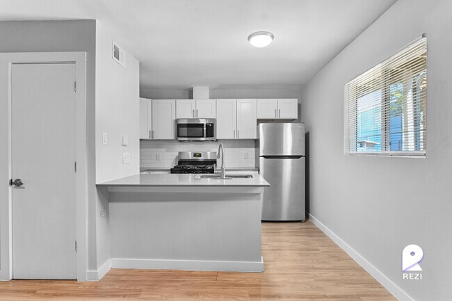 Foto del edificio - 803-809 Tirado St