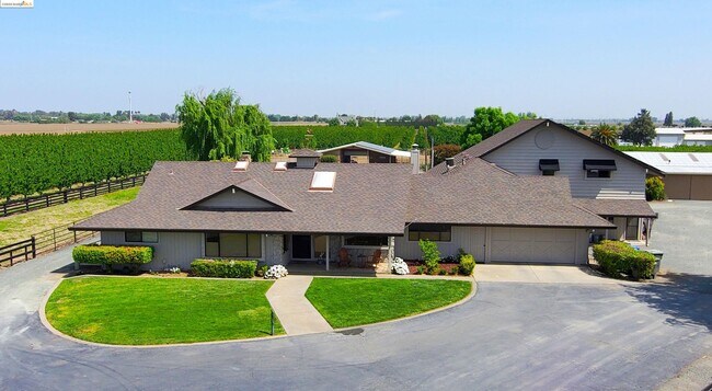 Building Photo - 2650 Sellers Ave