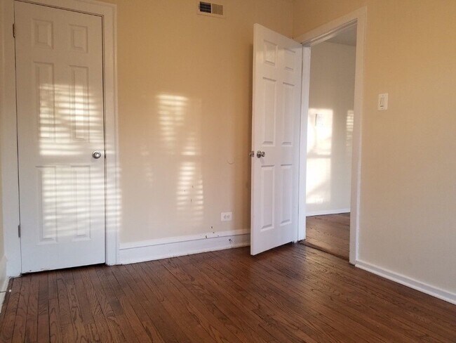 Foto del edificio - 829 Dobson St