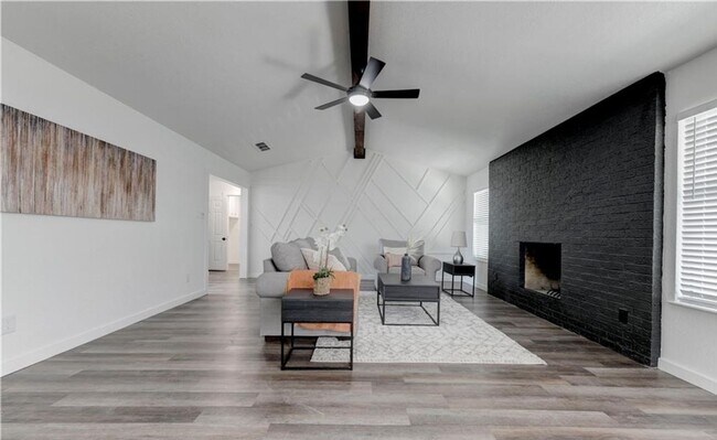 Building Photo - Completely remodeled 3-bedroom 2-bathroom ...