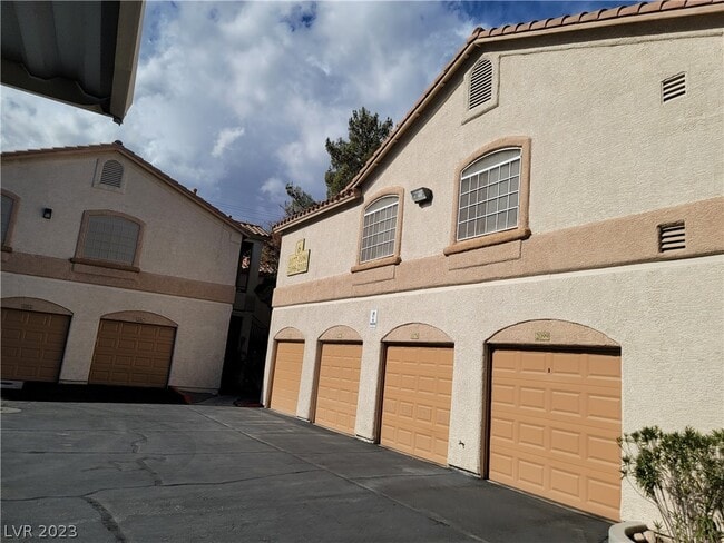 Building Photo - 1830 N Buffalo Dr