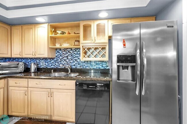 Building Photo - 400 Oaks Ln