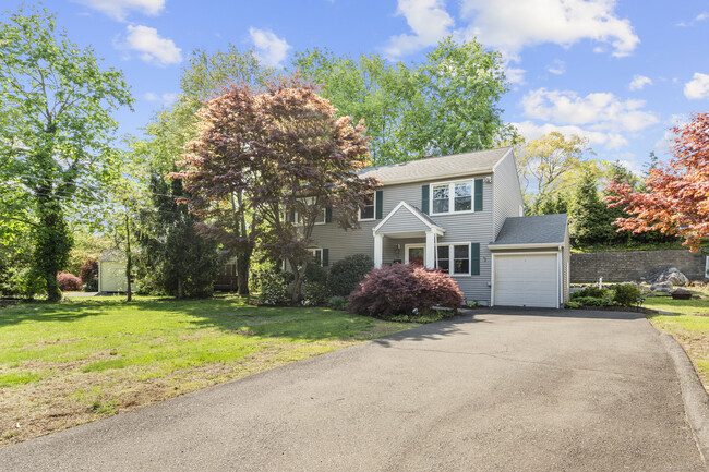 Building Photo - 14 Meadowpark Ave N