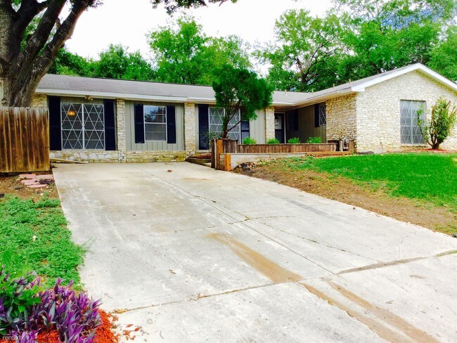 Building Photo - 3631 Highcliff Dr