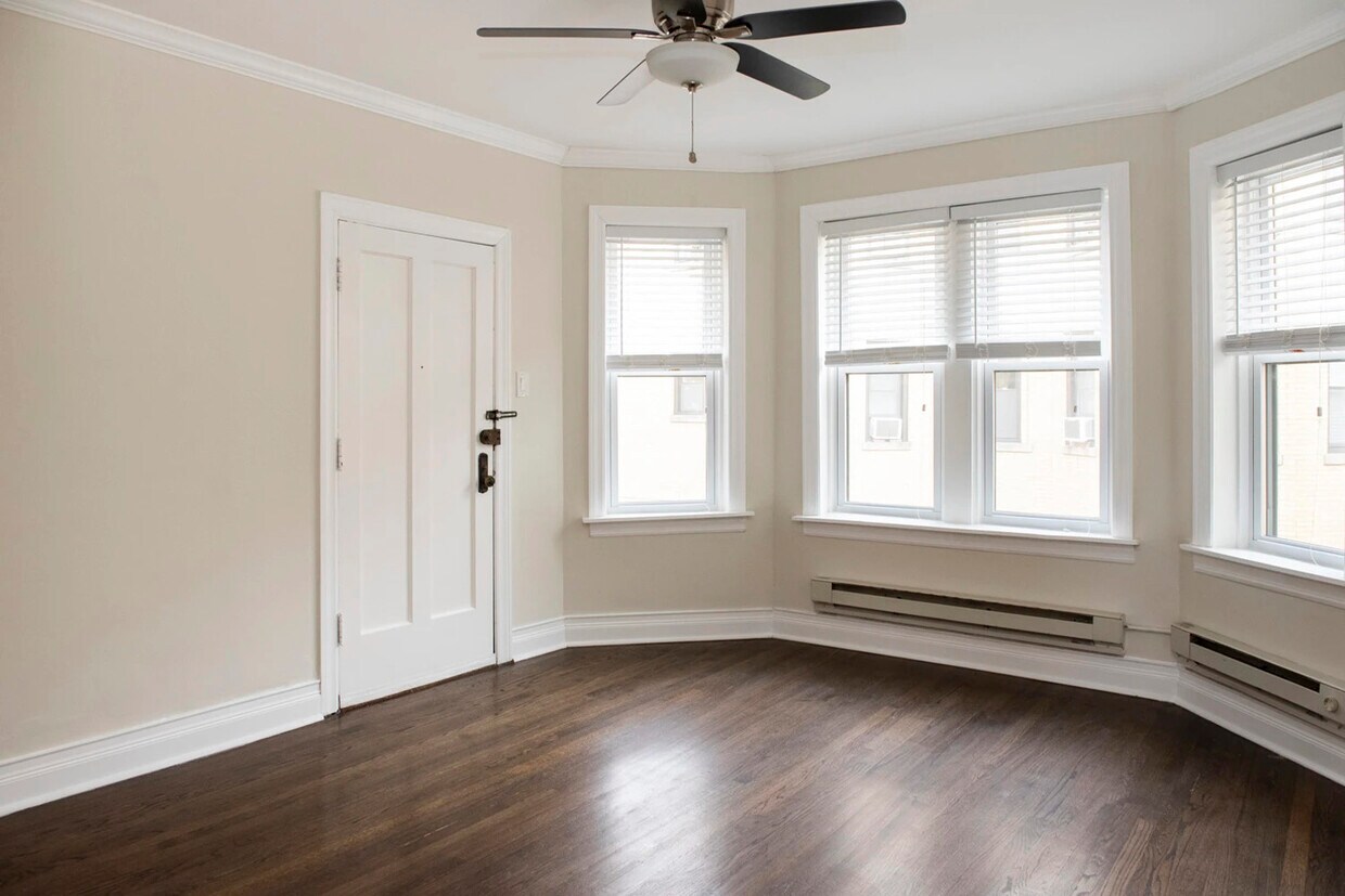 Foto principal - 3829 N Greenview Ave