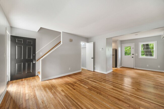 Foto del edificio - Newly Renovated 2 Bedroom, 1 Bath Duplex within walking Distance to UVA!