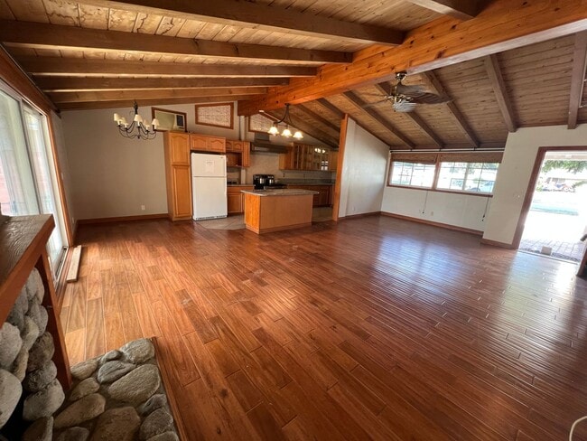 Building Photo - 3 Bed 2 Bath Home!