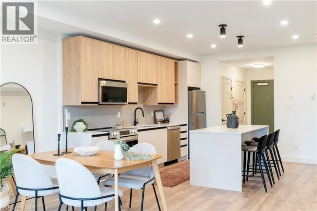 Building Photo - 4390 Hillview Dr